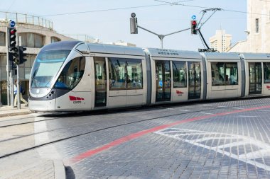 Jerusalem, İsrail - Nisan 2017: Jerusalem ışık demiryolu bir l.