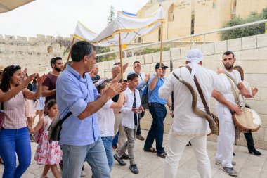 Jerusalem, İsrail - Nisan 2017: Bar Mitzvah töreni Wesern