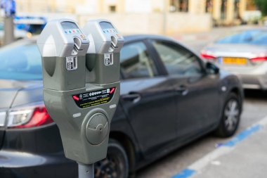 Jerusalem, İsrail - Nisan 2017: Araba ve park makine YYK ile