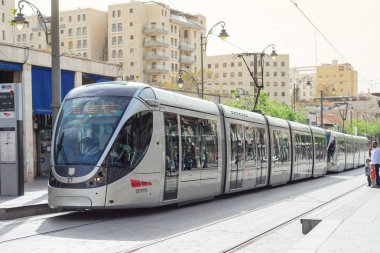 Jerusalem, İsrail - Nisan 2017: Kudüs'te modern tramvay