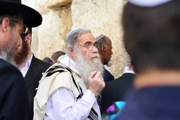 Jerusalem, İsrail - Nisan 2017: Yahudi hasidic dua bir Wester — Stok fotoğraf