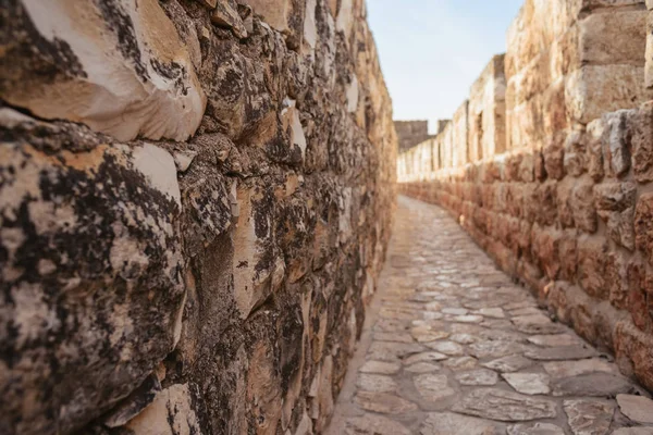 Os muros em torno da Cidade Velha de Jerusalém, muralhas caminhar um — Fotografia de Stock