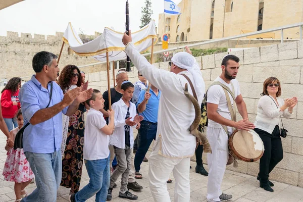 Jerusalem, israel - april 2017: bar mizwa ritual an der wesern — Stockfoto