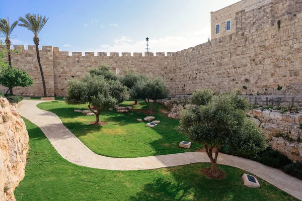 Stenen muur rond de oude stad van Jeruzalem — Stockfoto