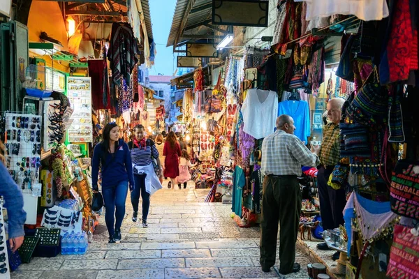 JERUSALEM, ISRAEL - ABRIL 2017: Mercado oriental en la antigua Jerusalén —  Fotos de Stock