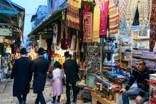 JERUSALEM, ISRAEL - ABRIL 2017: Mercado oriental en la antigua Jerusalén —  Fotos de Stock