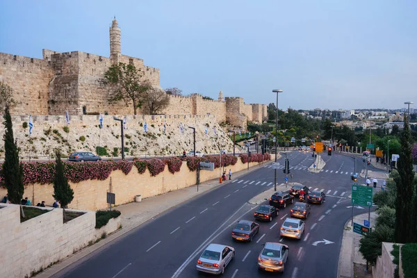 JERUSALEM, ISRAEL - ABRIL 2017: Torre de David e árvore da noite — Fotografia de Stock