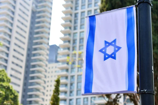 Paisagem urbana do horizonte com bandeira nacional israelense e hotel de arranha-céus — Fotografia de Stock