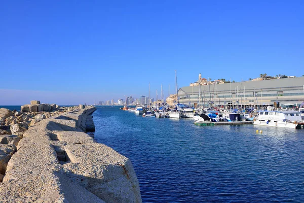 La vela bianca nel vecchio porto dell'antica città di Jaffa, Tel — Foto Stock