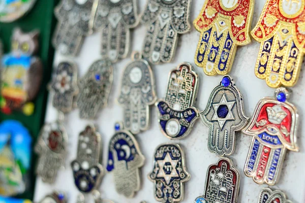 Recuerdos en el bazar de Jerusalén, hamsa o khamsa símbolo del judaísmo —  Fotos de Stock