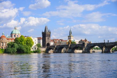 Prag panorama şehir manzarası ve Charles Bridge, Prague, Çek Cumhuriyeti