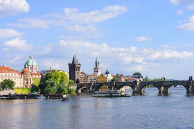 Prag panorama şehir manzarası ve Charles Bridge, Prague, Çek Cumhuriyeti