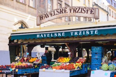 Prague, Çek Cumhuriyeti - Mayıs 2017: Havelske Trziste - Havels Pazar. Kalıcı Prag center kutladı. Pazar 1232 beri sürekli açık olmuştur. Prague, Çek Cumhuriyeti.