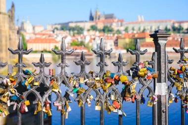 Charles Bridge yakınındaki bir korkuluk Prag, Çek Cumhuriyeti - Mayıs 2017: aşk kilitleri