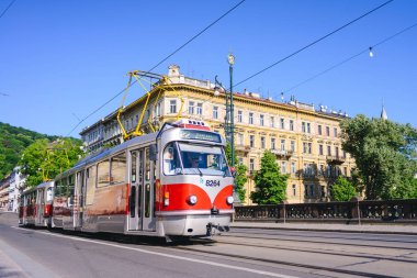 Prague, Çek Cumhuriyeti - Mayıs 2017: eski tramvay şehrin sokaklarında.