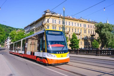 Prague, Çek Cumhuriyeti - Mayıs 2017: bir modern tramvay şehrin sokaklarında.
