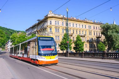 Prague, Çek Cumhuriyeti - Mayıs 2017: bir modern tramvay şehrin sokaklarında.