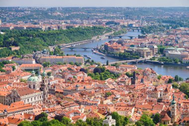 Prag'ın merkezi bir görünümünü yukarıda. Başlıca turistik panoramik gün görünümü.