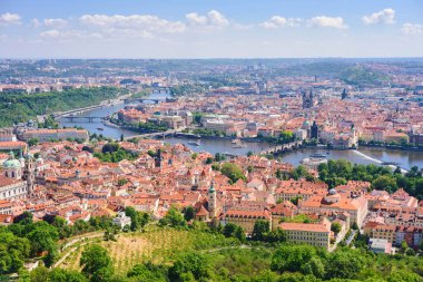Prag'ın merkezi bir görünümünü yukarıda. Başlıca turistik panoramik gün görünümü.
