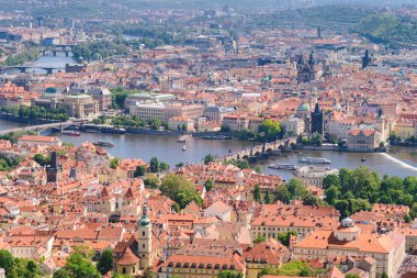 Prag'ın merkezi bir görünümünü yukarıda. Başlıca turistik panoramik gün görünümü.