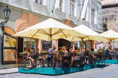 Prague, Çek Cumhuriyeti - Mayıs 2017: turist kafe, Restoran, Prag eski şehir dışında.