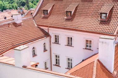Prag eski şehir rooftops üzerinde göster