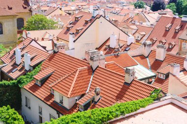 Prag eski şehir rooftops üzerinde göster