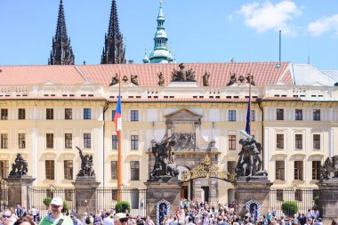 Prag, Çek Cumhuriyeti - Mayıs 2017: Turist Prag Kalesi girişinin, Prag'da karmaşık bir kale var. Çek Cumhuriyeti Başkanı'nın resmi konutu olduğunu.