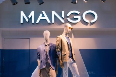 Prague, Çek Cumhuriyeti - Mayıs 2017: lüks ve şık Mango marka Vitrini. Casual adam Garnit¸rleri vitrin mağaza önünde modern tarzda.