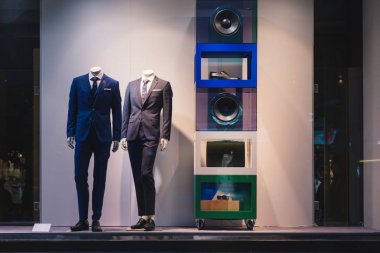 Erkekler bir vitrinde giyim