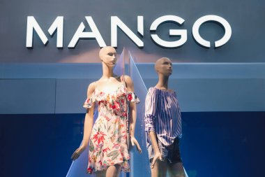 Prague, Çek Cumhuriyeti - Mayıs 2017: lüks ve şık Mango marka Vitrini. Casual kadın Garnit¸rleri vitrin mağaza önünde modern tarzda.