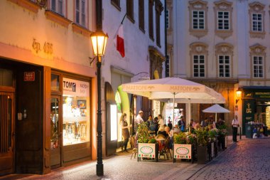 Prague, Çek Cumhuriyeti - Mayıs 2017: turist kafe, Restoran, Prag eski şehir dışında.