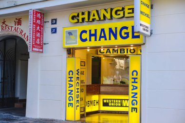 Prague, Çek Cumhuriyeti - Mayıs 2017: seyahat Döviz Alım Satım sayaç Servisi. Prag'da para Satım Dükkanı ziyaretçisi ve Turizm.