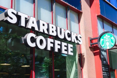 Prague, Çek Cumhuriyeti - Mayıs 2017: Starbucks logosu bir Starbucks kafe Prag'ın şehir merkezi. Kahve servisi Kanada ve dünya çapında lider bir markadır.