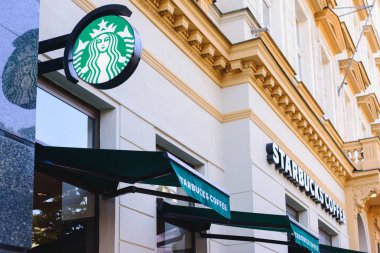 Prague, Çek Cumhuriyeti - Mayıs 2017: Starbucks logosu bir Starbucks kafe Prag'ın şehir merkezi. Kahve servisi Kanada ve dünya çapında lider bir markadır.