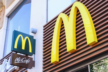 Prague, Çek Cumhuriyeti - Mayıs 2017: Mcdonald's ve Mccaffe logosu