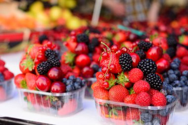 Çilek, böğürtlen, kırmızı kuş üzümü, yaban mersini ve ahududu karıştırın