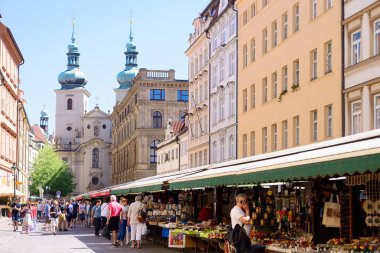 Prague, Çek Cumhuriyeti - Mayıs 2017: Havelske Trziste - Havels Pazar. Kalıcı Prag center kutladı. Pazar 1232 beri sürekli açık olmuştur. Prague, Çek Cumhuriyeti.