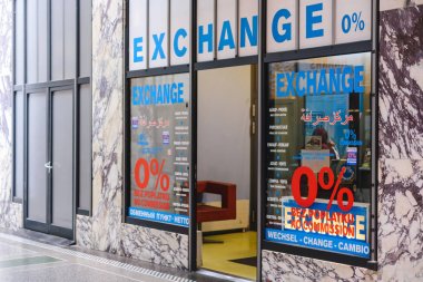 Prague, Çek Cumhuriyeti - Mayıs 2017: seyahat Döviz Alım Satım sayaç Servisi. Prag'da para Satım Dükkanı ziyaretçisi ve Turizm. 