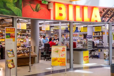 Prague, Çek Cumhuriyeti - Mayıs 2017: Billa mağaza. Şimdi Rewe grubu parçası, Billa 1953 yılında kurulmuştur. 1000'den fazla mağaza ile en büyük süpermarket zinciri oldu.