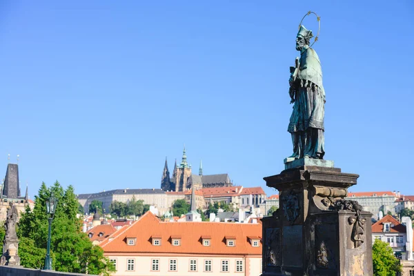 Statue des Johannes von Nepomuk auf der Karlsbrücke in Prag. — Stockfoto