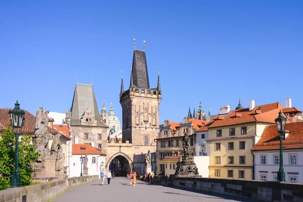 Prager Burg ist ein Burgkomplex in Prag, Tschechische Republik. Die Burg gehört zu den meistbesuchten Touristenattraktionen in Prag. — Stockfoto