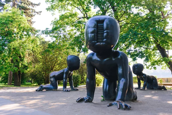 PRAGUE, CZECH REPUBLIC - MAY 2017: Three big bronze baby sculptures by Czech artist David Cerny. Park on the Kampa Island in Prague, Czech Republic — Stock Photo, Image