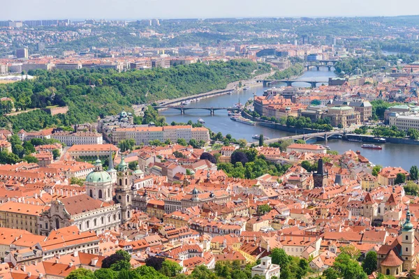 Prag'ın merkezi bir görünümünü yukarıda. Başlıca turistik panoramik gün görünümü.