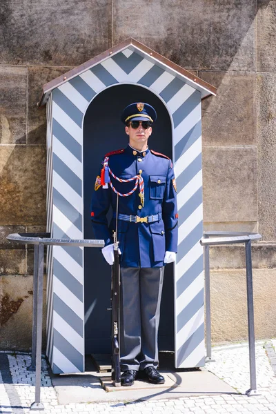 PRAGA, REPÚBLICA CHECA - MAYO 2017: Guardia de pie frente a la entrada del Castillo de Praga — Foto de Stock