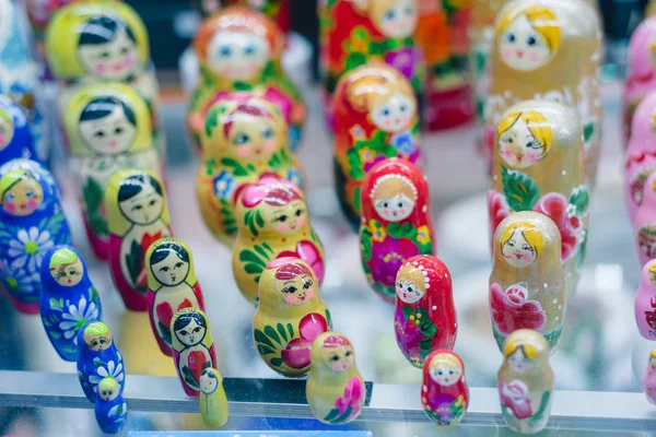 Bunte russische Nistpuppen auf dem Markt. — Stockfoto