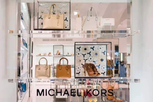 Praga, Republika Czeska - maj 2017: Michael Kors Holdings jest moda spółka z siedzibą w 1981 roku przez amerykański Projektant Michael Kors i znana jest w luksusowe torebki i akcesoria. — Zdjęcie stockowe