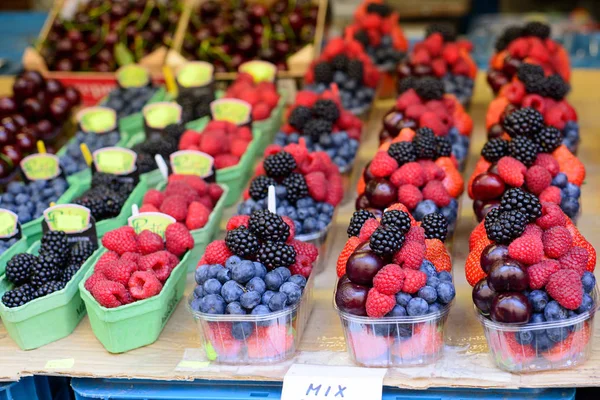 Saisonale Beeren in Tabletts auf dem Markt — Stockfoto