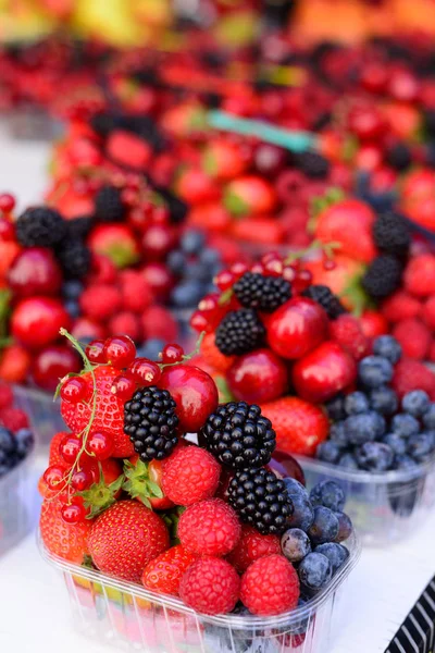 Erdbeeren, Brombeeren, rote Johannisbeeren, Blaubeeren und Himbeeren mischen — Stockfoto