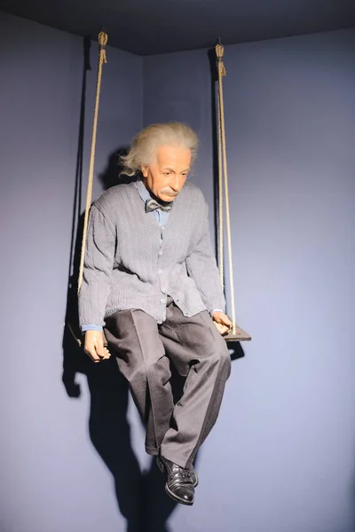 PRAGA, REPÚBLICA CHECA - MAYO 2017: La figura de cera del físico teórico de origen alemán Albert Einstein en el Museo Madame Tussaud en Praga, República Checa. Ganador del Premio Nobel de Física —  Fotos de Stock